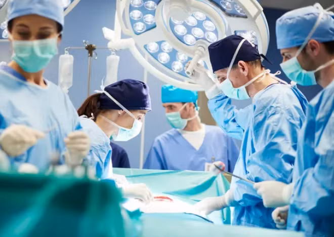 Hình ảnh các bác sĩ tiến hành lấy viên sỏi nặng 1 kg (bằng quả dừa) ra khỏi bàng quang của chàng trai trẻ.