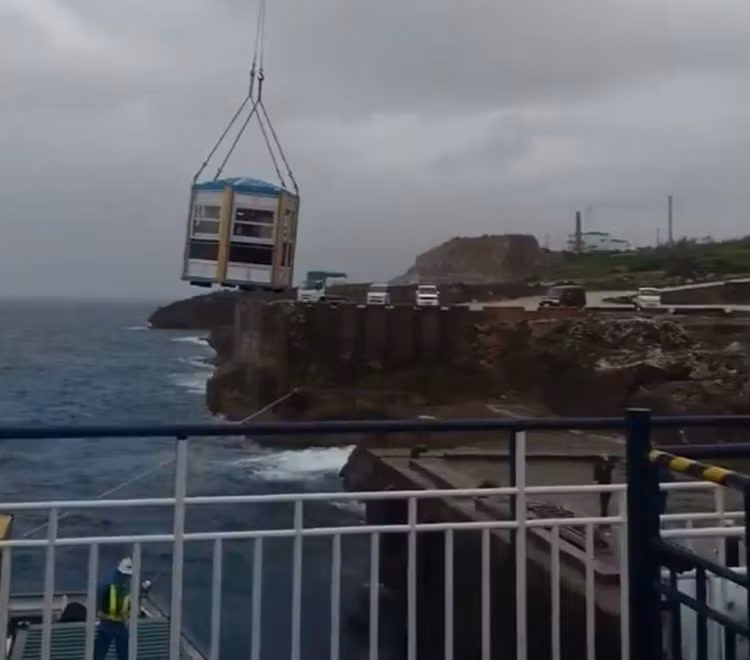 Cần cẩu đưa người vào đảo.