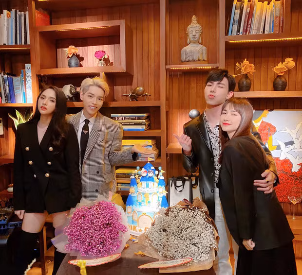 Hòa Minzy và Hương Giang có mối quan hệ vô cùng thân thiết.