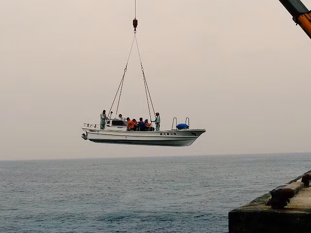 Thuyền nhỏ cũng được cần cẩu đưa đón.