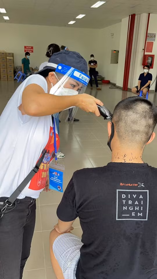 Hoa hậu, người mẫu, ca sĩ... nấu cơm, cắt tóc, phát gạo cho người dân TPHCM giữa mùa dịch ảnh 3