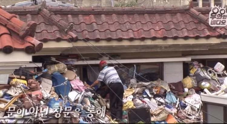 Ngôi nhà chứa đầy rác của cặp vợ chồng người Hàn Quốc.