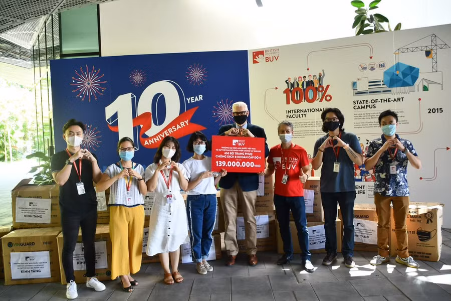 Tập thể cán bộ nhân viên BUV chung tay ủng hộ 650 bộ trang phục chống dịch 8 khoản cấp độ 4 tới tâm dịch huyện Việt Yên, tỉnh Bắc Giang