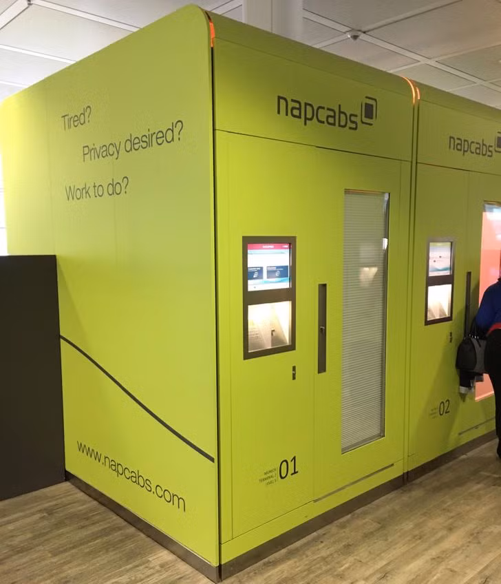 Tại sân bay Munich (Đức), họ có các cabin mà bạn có thể thuê để ngủ, làm việc hoặc khi bạn cần sự riêng tư.