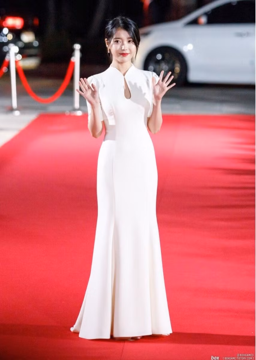 IU đã chứng minh rằng, cô ấy thậm chí có thể đánh cắp trái tim của rất nhiều người chỉ với một chiếc váy trắng đơn giản!