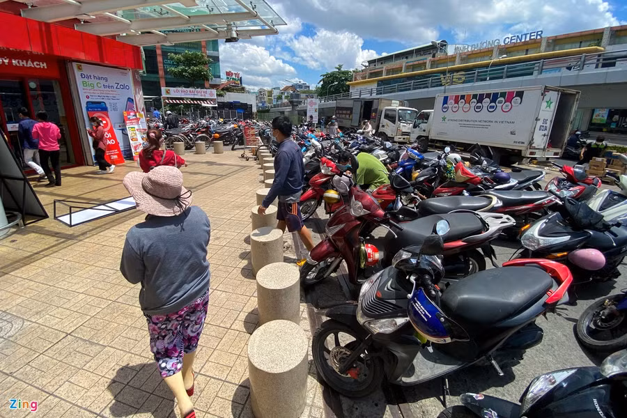 Bên ngoài siêu thị, rất đông xe máy, phương tiện đi lại được gửi ở bãi đỗ xe (Ảnh Zing.vn)