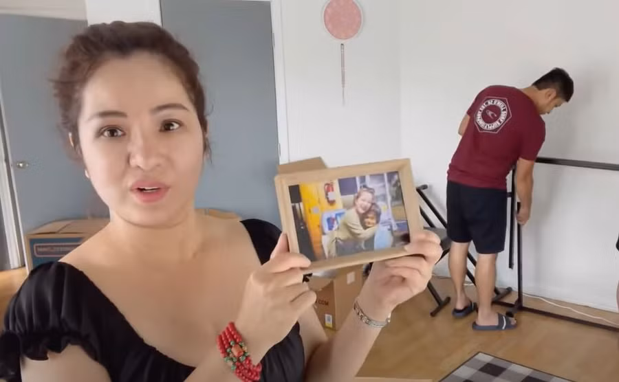 Thúy Nga cầm trên tay hình ảnh cô và Km Ngân khiến nhiều người không khỏi xúc động.