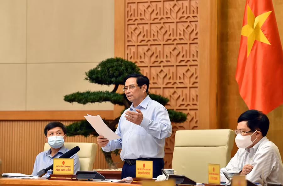 Thủ tướng Phạm Minh Chính yêu cầu lập các đường dây nóng tiếp nhận các phản ánh, kiến nghị, chia sẻ, yêu cầu của người dân. - Ảnh: VGP/Nhật Bắc