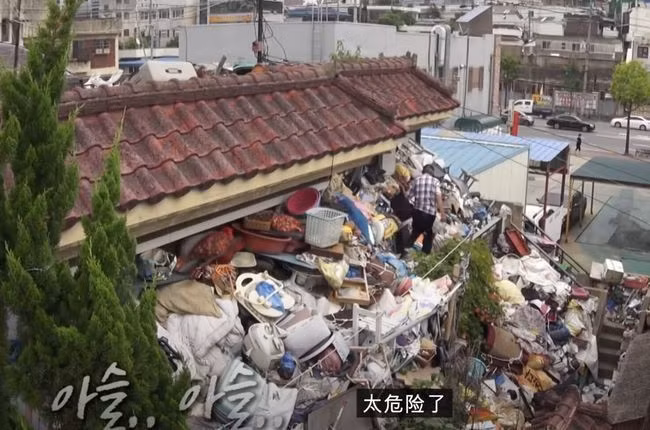 Người đàn ông dành cả thập kỷ để tích trữ rác làm của để dành cho con trai ảnh 1