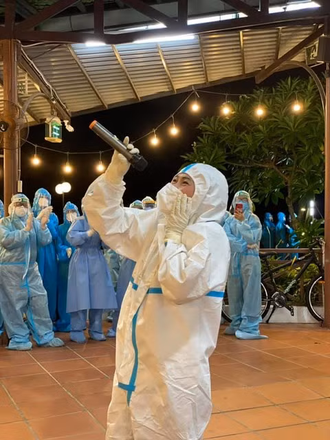 Ca sỹ Phương Thanh hát, cắt tóc... cho các y bác sĩ, quân nhân trong bệnh viện dã chiến.