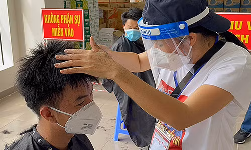 MC Đại Nghĩa, ca sĩ Tùng Dương, Tóc Tiên... tặng hàng loạt máy thở cho TP Hồ Chí Minh ảnh 7