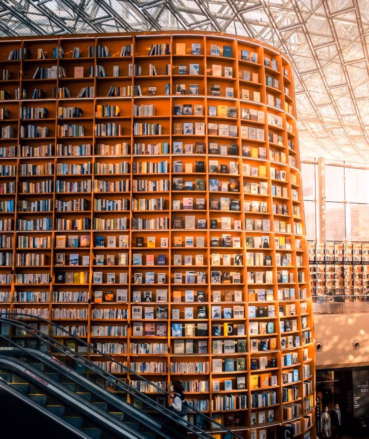 Thư viện sách ở Seoul, Hàn Quốc gây ấn tượng cực mạnh với du khách du lịch cũng như những “con mọt sách” với thiết kế vô cùng ấn tượng khi những cuốn sách được sắp xếp ở vị trí khiến người khác phải mỏi cổ để ngước nhìn.