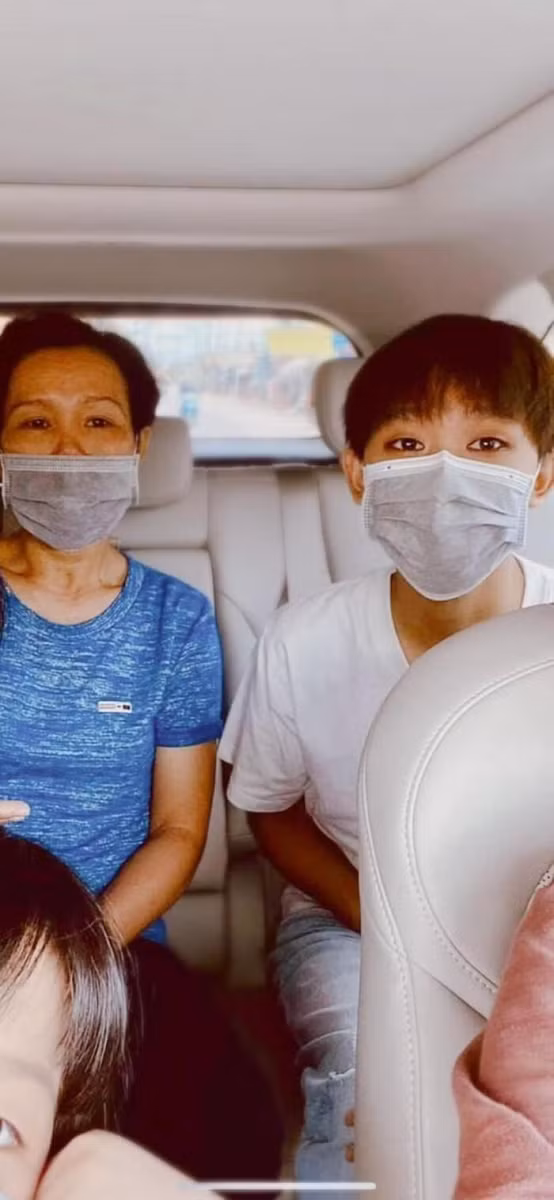 Hồ Văn Cường được quản lý và mẹ ruột đưa đi làm thủ tục dự thi.