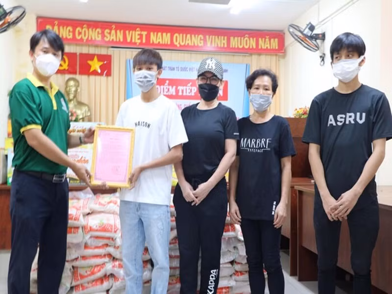 Phi Nhung và con nuôi Hồ Văn Cường được trao giấy chứng nhận đóng góp.