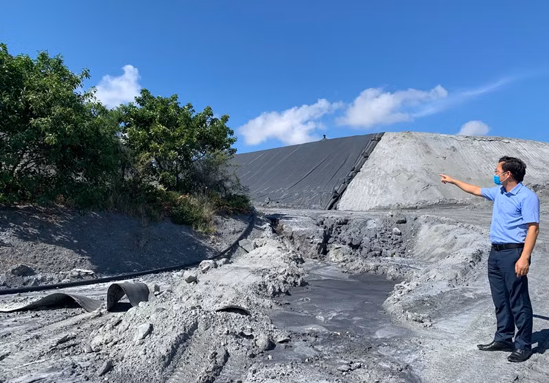 Bãi thải GYPS của Nhà máy DAP được phủ màng HDPE và trồng cây.