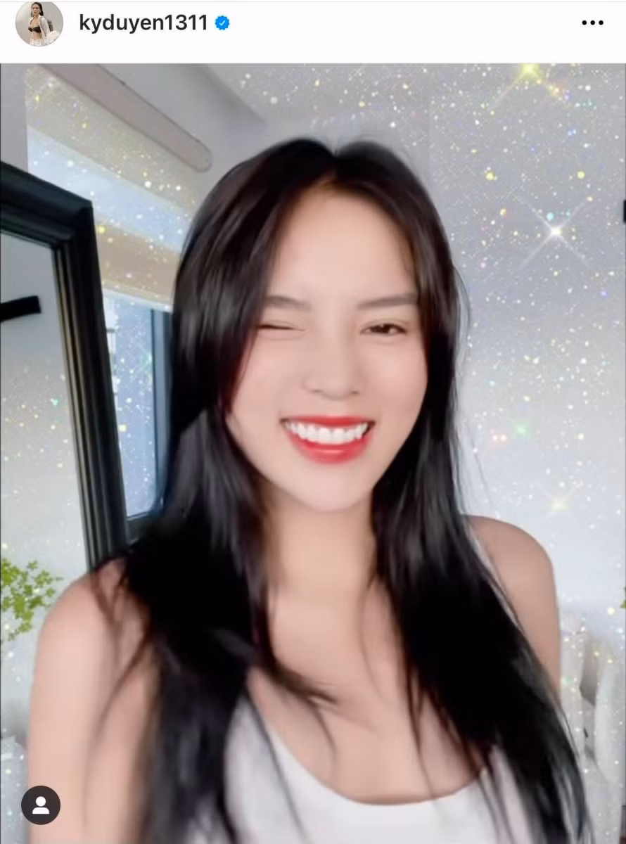 Hoa hậu Nguyễn Cao Kỳ Duyên cười sung sướng khi được "cây kéo vàng" tại gia cắt cho mái tóc rất ưng ý.