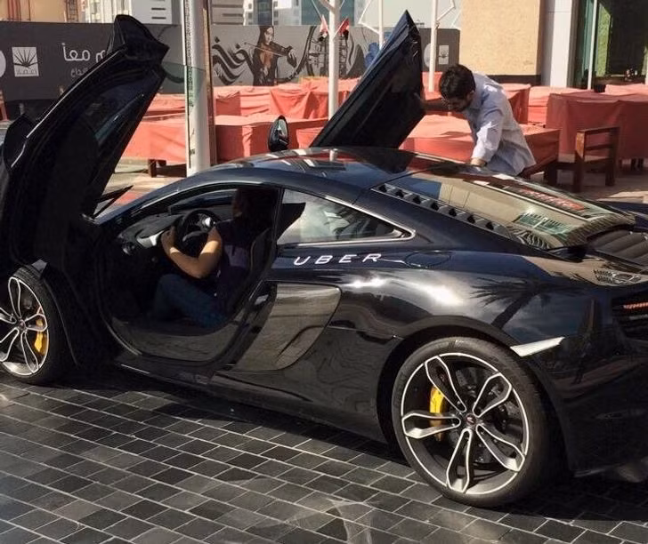 Đây là chiếc McLaren được dùng làm taxi tại UAE. Chiếc siêu xe đua này thuộc hạng cao cấp. Chúng được cho là một trong những chiếc xe danh giá và đắt tiền nhất trên thế giới.