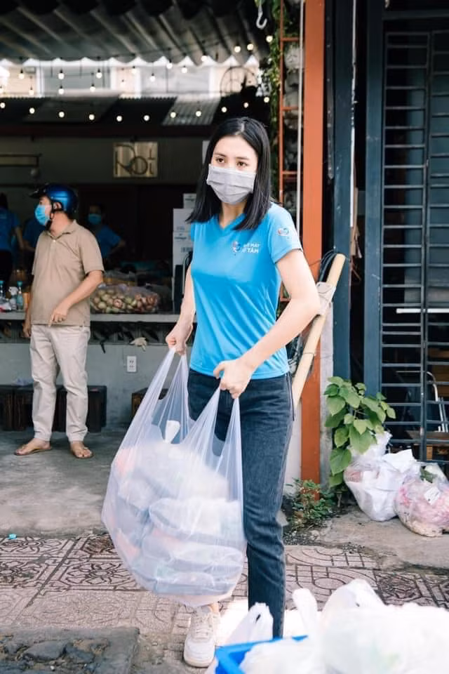Hoa hậu như Tiểu Vy đích thân vào bếp nấu và phát cơm cho người dân có hoàn cảnh khó khăn.