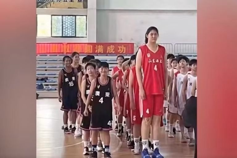 Sở hữu chiều cao không tưởng, bé gái 14 tuổi trông như người khổng lồ ảnh 1