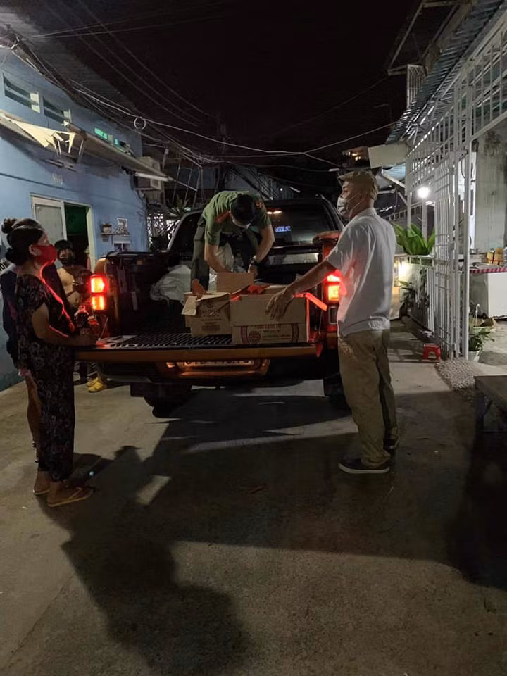 Thủy Tiên chia sẻ hình ảnh đi phát gạo cho người dân giữa mùa dịch. Ảnh: FBNV.