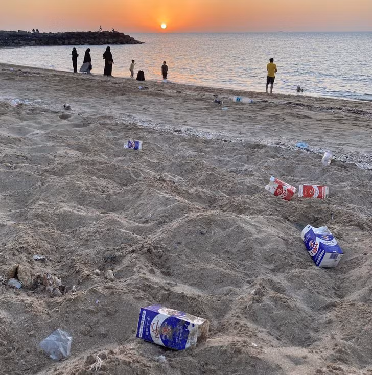 Đôi khi UAE không phải nơi hoàn hảo khi nghĩ về bãi biển sạch và cát trắng.