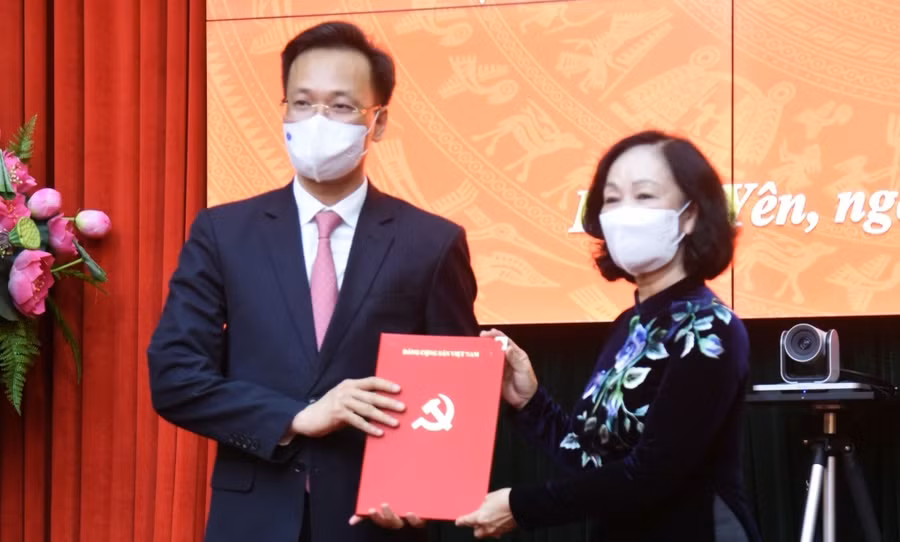 Đồng chí Trương Thị Mai trao quyết định và chúc mừng đồng chí Nguyễn Hữu Nghĩa.