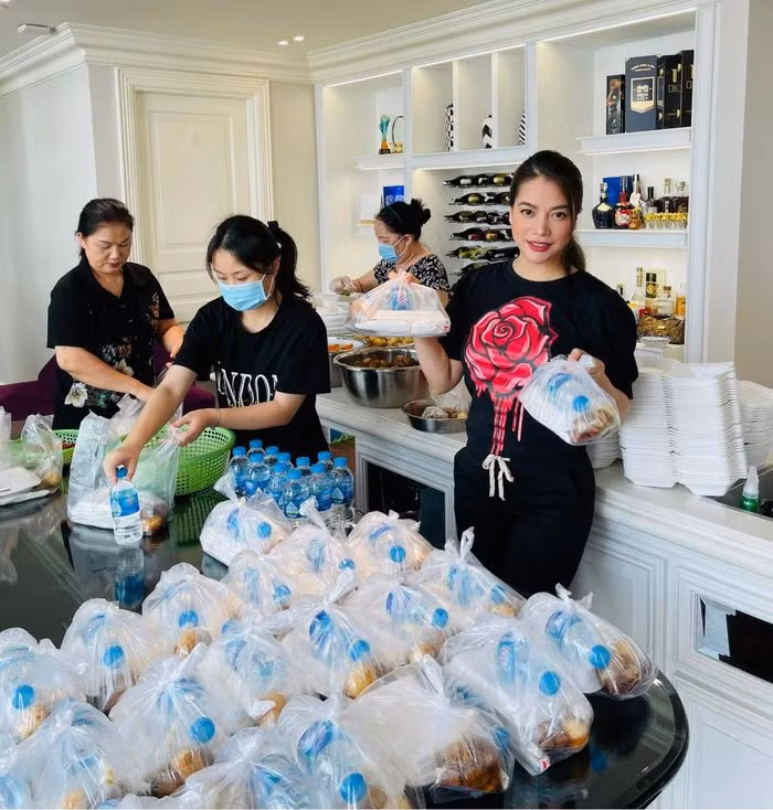 Trương Ngọc Ánh đích thân vào bếp nấu cơm gửi đến bác sĩ, y tá, tình nguyện viên, bệnh nhân tại bệnh viện dã chiến.