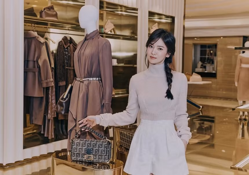 Trong các bức ảnh, có thể thấy Song Hye Kyo - đại sứ của thương hiệu cao cấp nổi tiếng thế giới "Fendi" tại Hàn Quốc, mặc bộ sưu tập của thương hiệu, mang lại vẻ thanh lịch, sang trọng.