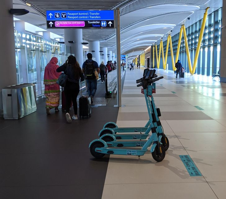 Sân bay Istanbul (Thổ Nhĩ Kỳ) rất lớn, ở đó họ để những chiếc xe điện hai bánh mà bạn có thể thuê để đi du ngoạn bên trong.