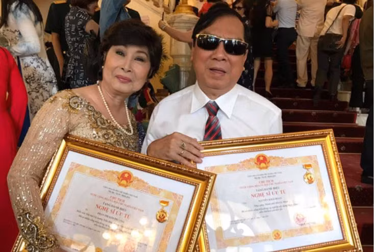 Nghệ sĩ Khải Hoàn (phải) bên nghệ sĩ Kim Phương trong đợt trao danh hiệu Nghệ sĩ Ưu tú năm 2019 ở Hà Nội. Ảnh: Thanh Hiệp (Vnexpress)