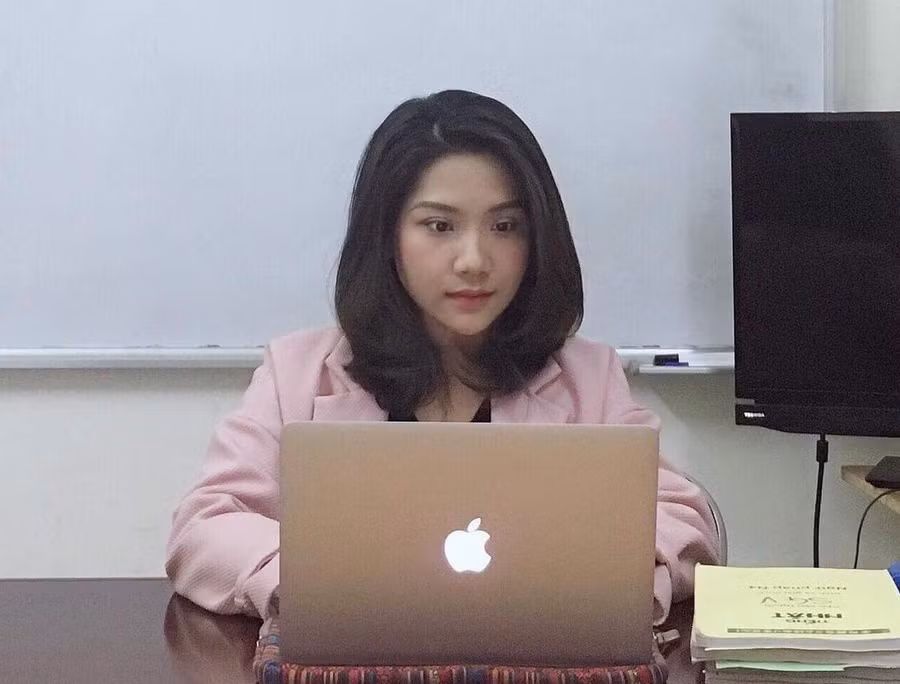 Cô giáo hot girl dạy học online mùa dịch.