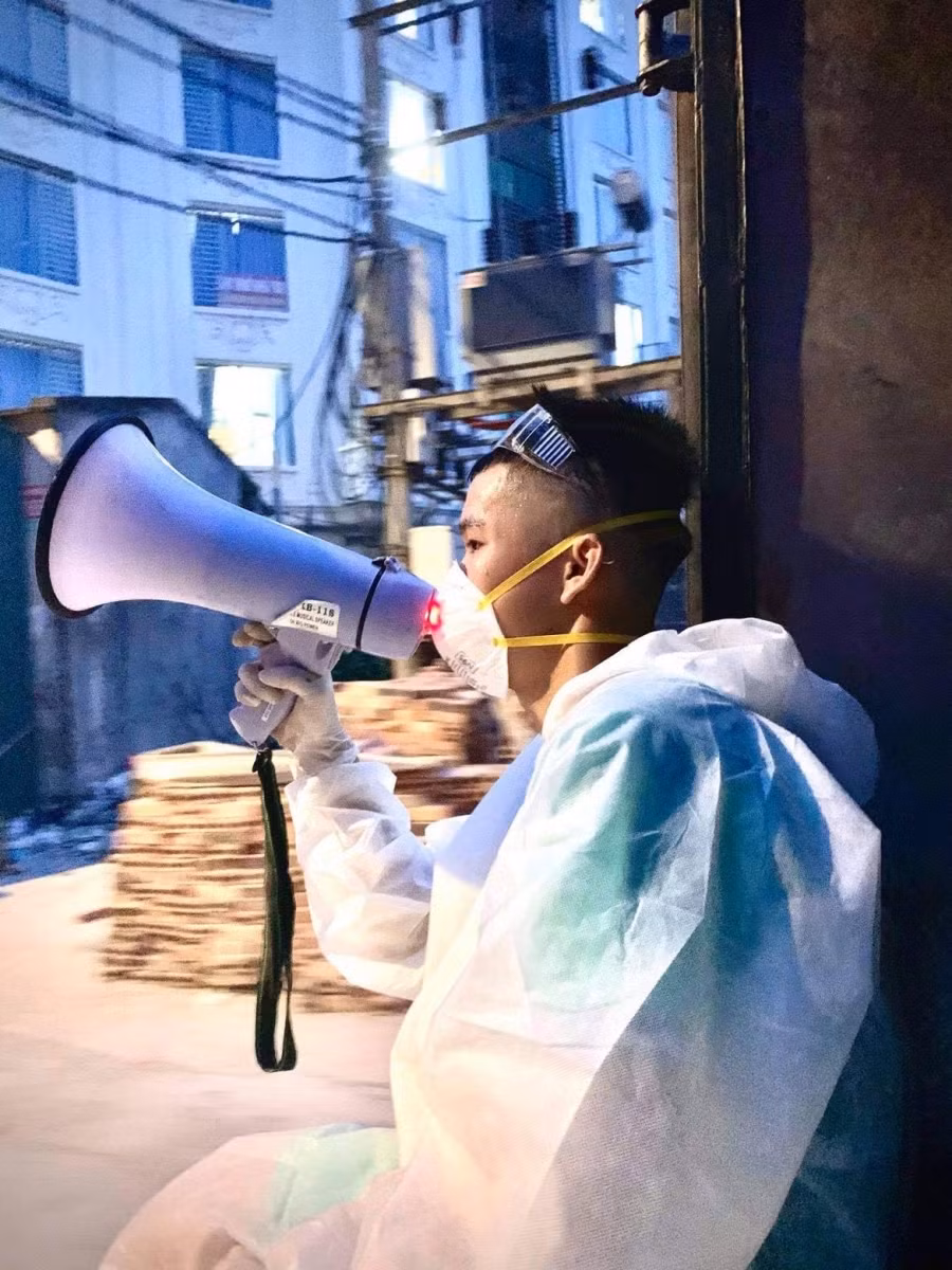 Phúc trong trang phục bảo hộ y tế khi làm nhiệm vụ.