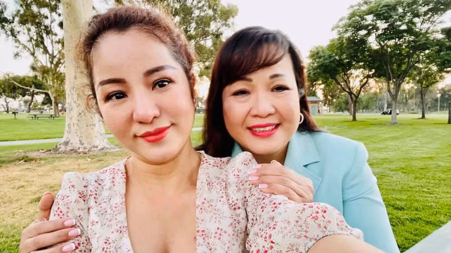 Thúy Nga và em gái ca sĩ Kim Ngân.