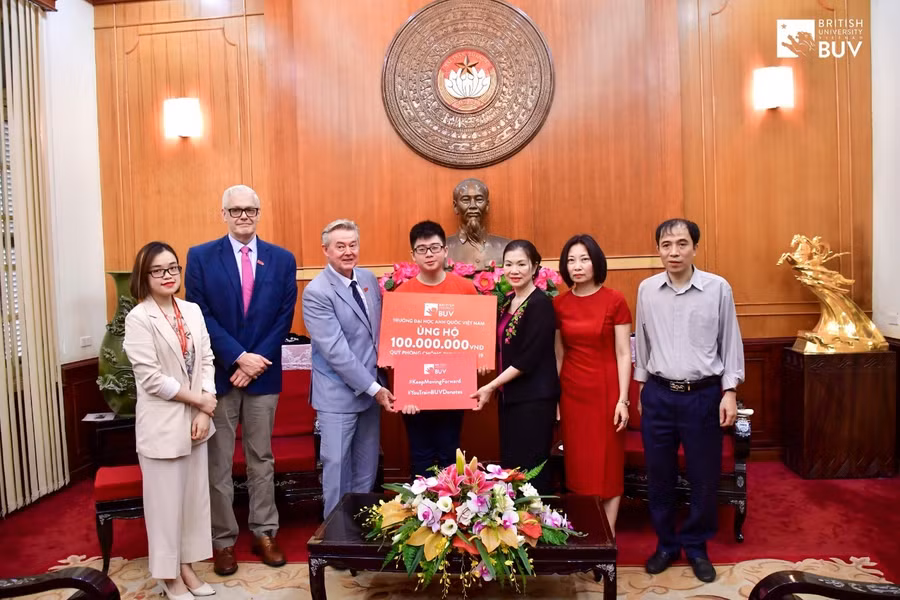 GS.TS. Raymond Gordon, Hiệu trưởng BUV đại diện trao 100 triệu VNĐ đóng góp vào “Quỹ phòng chống dịch bệnh Covid-19” của Ủy ban TW Mặt trận Tổ quốc Việt Nam