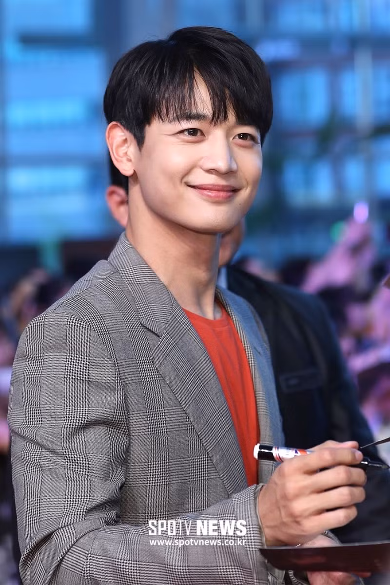 Minho của SHINee: Minho có ngoại hình nam tính và được biết đến với vai trò vừa là diễn viên vừa là rapper của SHINee. Anh sinh ngày 9/12/1991.