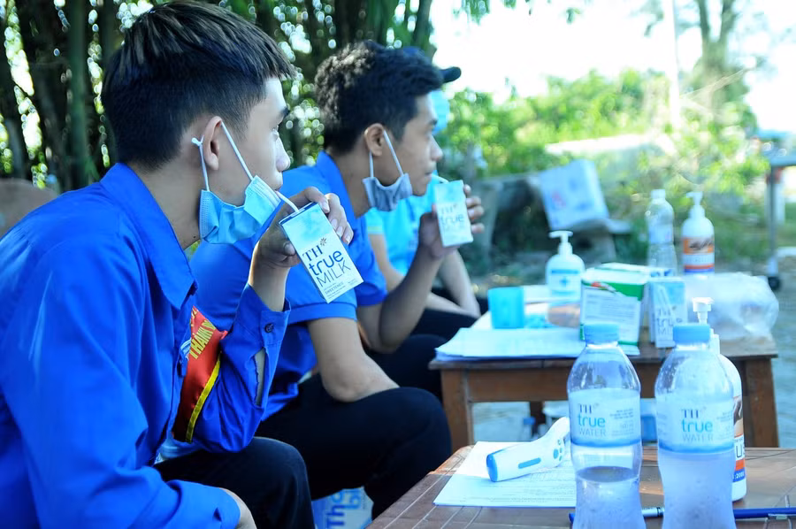 Những đồ uống tốt cho sức khỏe, tăng đề kháng, được Tập đoàn TH trao tặng tới lực lượng tuyến đầu chống dịch Covid-19 trên khắp cả nước