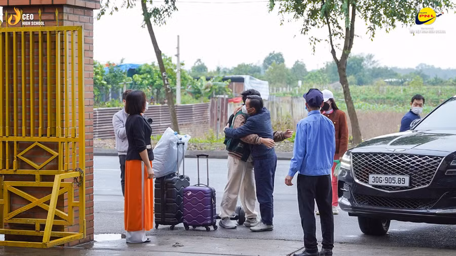 Hình ảnh học sinh CEO High School ngày quay lại trường học tập trực tiếp.