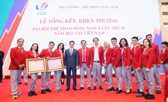 Khánh Thi tự hào thông báo Phan Hiển vinh dự nhận Huân chương lao động hạng Ba ảnh 2