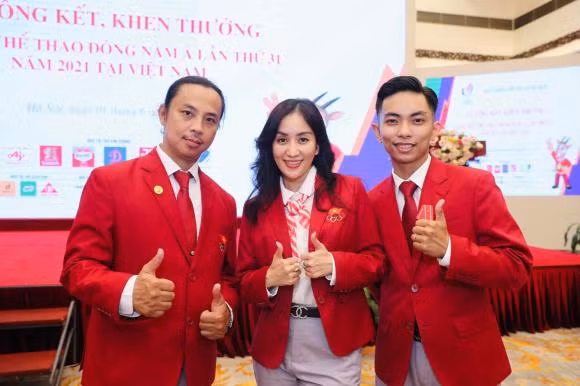 Phan Hiển vinh dự nhận Huân chương lao động hạng Ba.