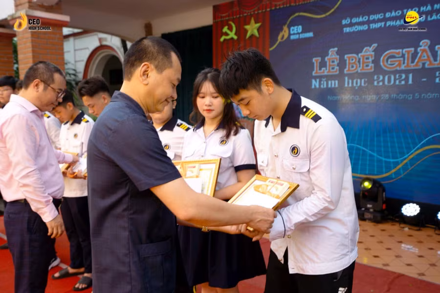 Học sinh trường THPT Phạm Ngũ Lão có thành tích học tập tốt.