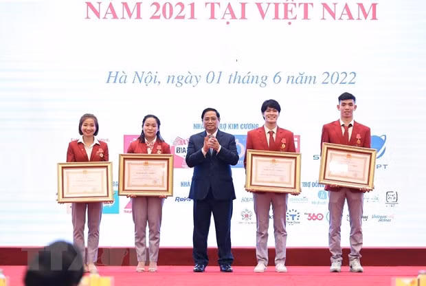 Thủ tướng Phạm Minh Chính trao tặng Huân chương Lao động hạng Nhì cho các vận động viên có thành tích xuất sắc tại SEA Games 31. (Ảnh: Dương Giang/TTXVN).
