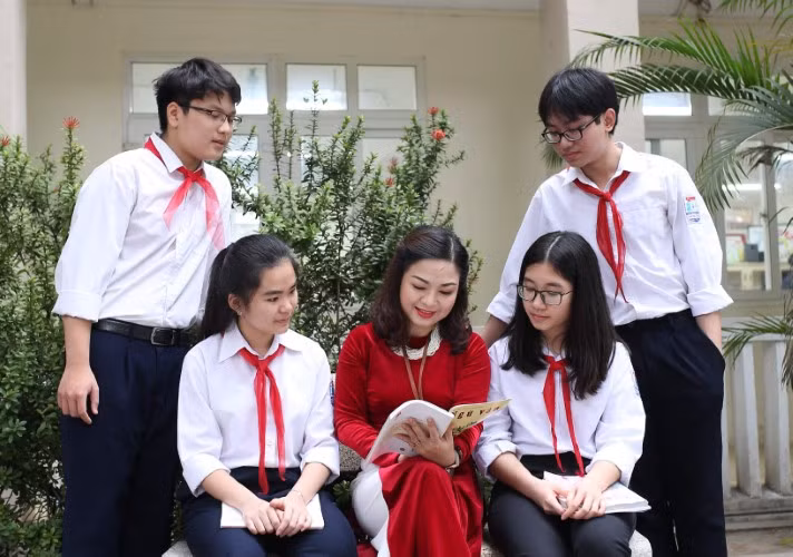 Cô và trò Trường THCS Khương Thượng (Đống Đa, Hà Nội) trao đổi bài học trong môi trường thân thiện. Ảnh: Thế Đại