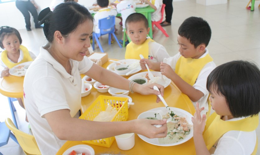 Với HS bán trú, bảo đảm an toàn thực phẩm luôn là mối quan tâm hàng đầu. 