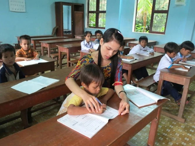 Cô Đinh Thị Kem bên học trò.