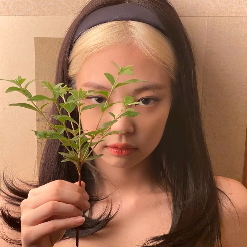 Tóc 2 tông: Từ khi được lăng xê bởi Jennie, màu tóc này trở thành trào lưu trong giới trẻ khắp thế giới và chưa có dấu hiệu hạ nhiệt. Tạp chí Cosmopolitan đã gợi ý màu hồng cam cho các cô gái để tạo cảm giác ấm áp hơn cho mùa đông. Bên cạnh đó, bạn có thể cân nhắc nhuộm sắc tím oải hương hay vàng. Ảnh: @jennierubyjane.