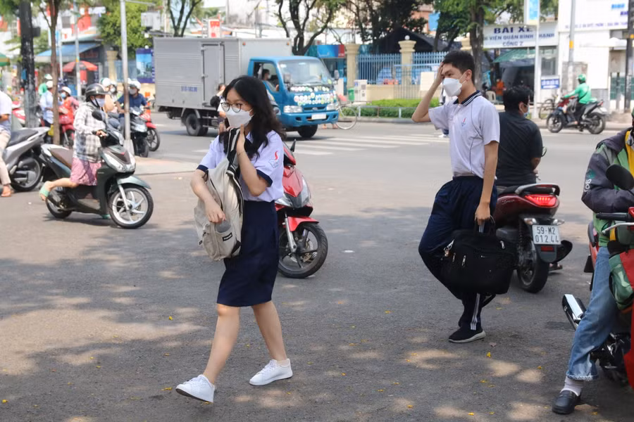 Học sinh Trường THPT Võ Thị Sáu, quận Bình Thạnh, trên đường đến trường. Ảnh: Nam Sơn.