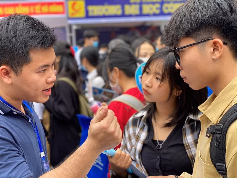 Thí sinh tham dự ngày hội tư vấn tuyển sinh hướng nghiệp tháng 4/2021.