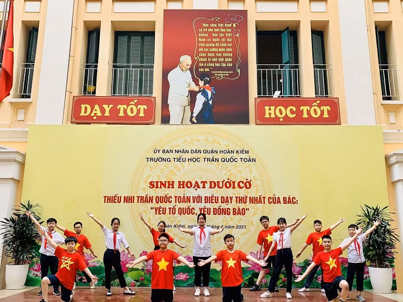 Những buổi sinh hoạt dưới cờ ý nghĩa của Trường Tiểu học Trần Quốc Toản.