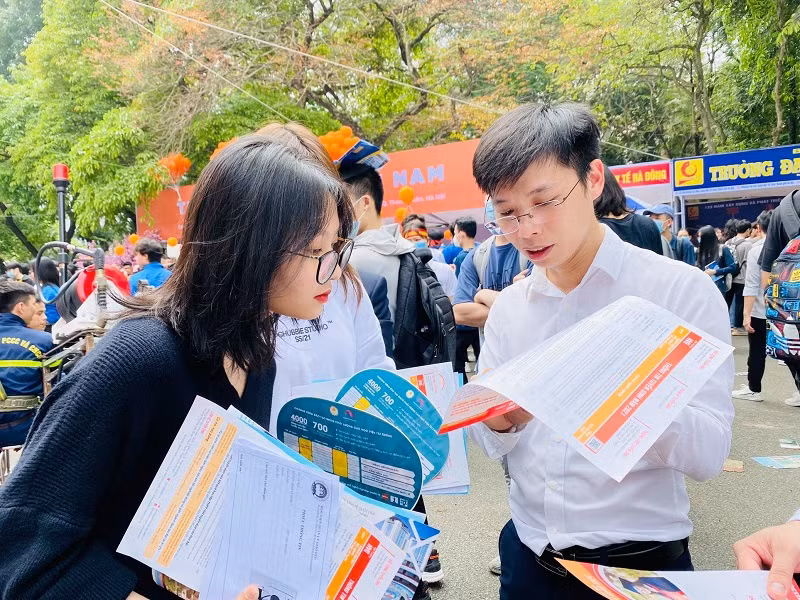 Thạc sỹ Trương Vĩnh Bình tư vấn tuyển sinh cho thí sinh trước thời điểm dịch Covid-19 bùng phát. Ảnh: NVCC