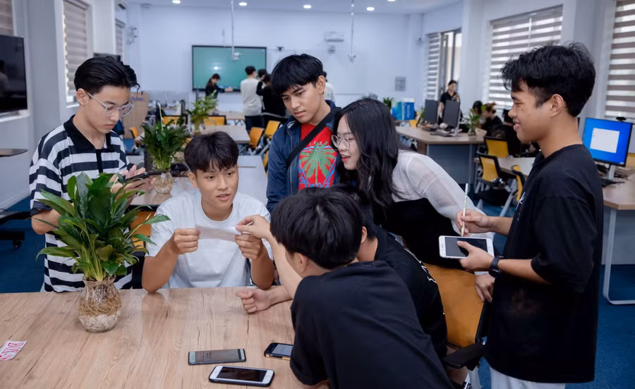 Sinh viên ngành FinTech của Đại học Kinh tế TPHCM. Ảnh: UEH